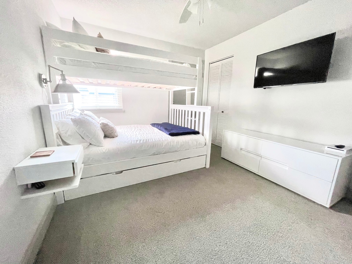 Lit double sur complet avec deux gigognes
Télévision intelligente et WiiU