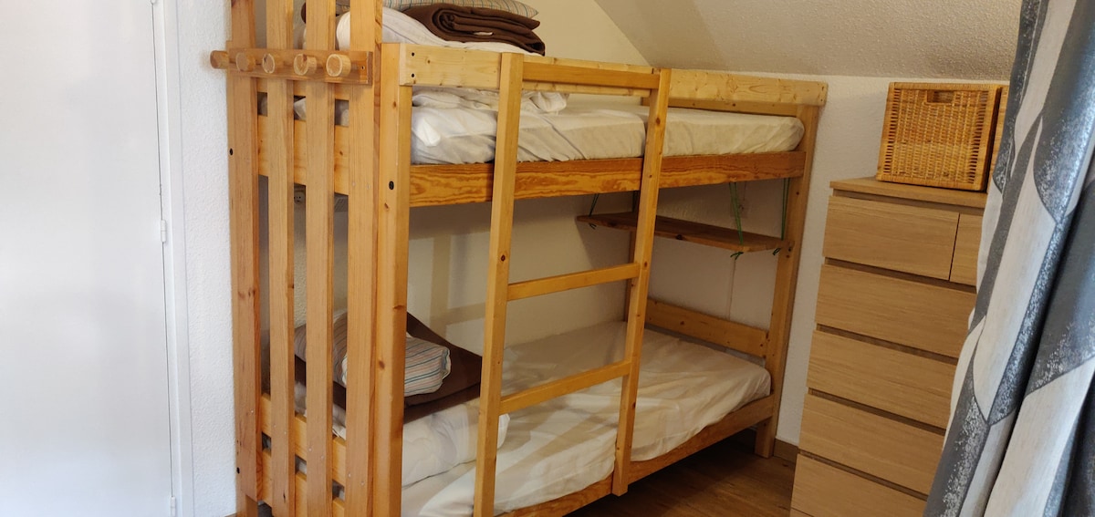 Poschodová posteľ na strane spálne (nie je zatvorená)