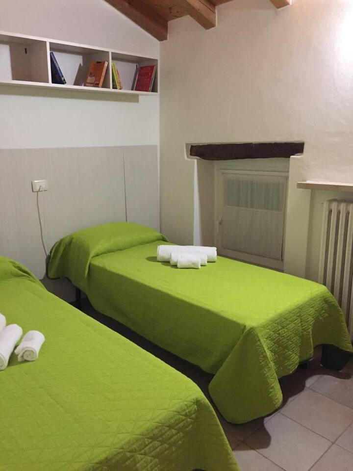 Втората стая. На разположение са деца с няколко книги  и игри. 
Възможност за двойно легло 