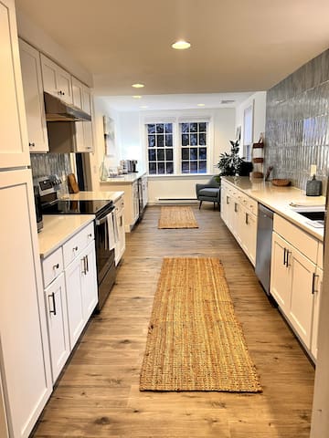 Bristol by the Bay, Waterfront Retreat, Sleeps 10! gallery image 5