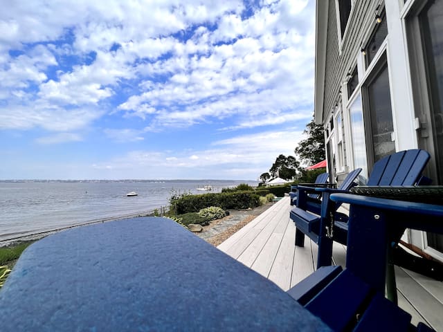 Bristol by the Bay, Waterfront Retreat, Sleeps 10!