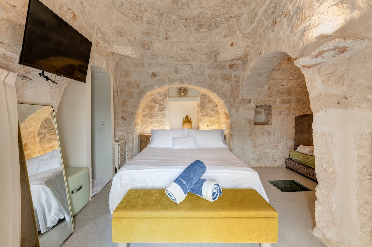 Trullo suite met slaapbank, grote emotionele douche met chromotherapie en eigen badkamer met bidet 
