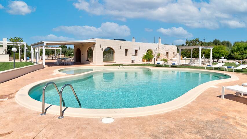 Villa with pool and jacuzzi in the garden