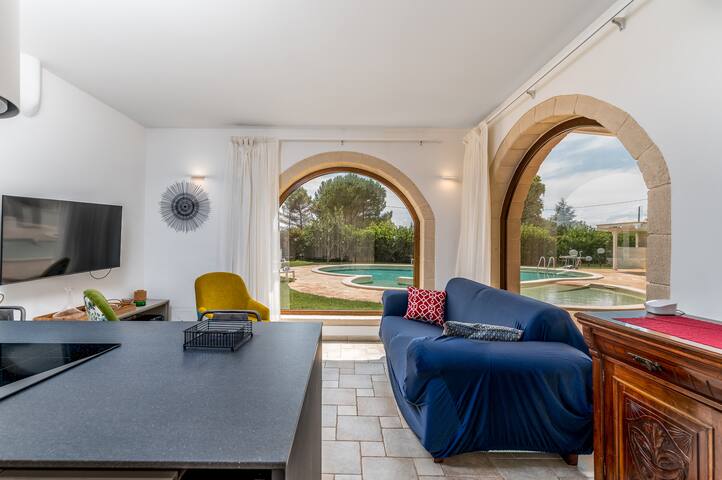 Villa with pool and jacuzzi in the garden gallery image 4