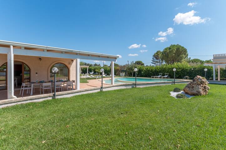 Villa with pool and jacuzzi in the garden gallery image 2