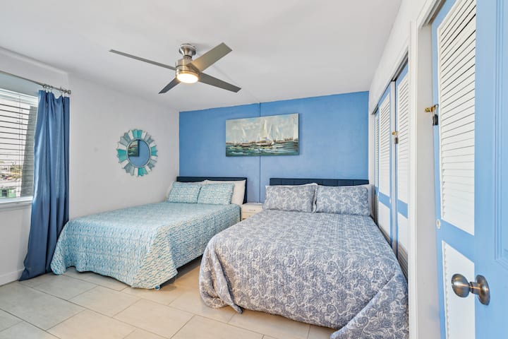 Ორმაგი 152 × 203 სმ ზომის საწოლი - 152 × 203 სმ ზომის 2 საწოლი, ბოლო მაგიდა % {new პორტერებით და შტეფსელებით, დისტანციური მართვის ჭერის ვენტილატორი, ტელევიზორი სტრიმინგით, უჯრები.  Ამ ოთახის კარადა არის მფლობელის სათავსოები და სათავსოები.

საპირფარეშო, მათ შორის, ნიჟარა, აბაზანა, საშხაპე