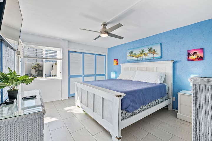 Საწოლი 193 × 203 სმ - ამ ოთახს აქვს შიდა ეზო, 193 × 203 სმ ზომის საწოლი, სანათები ტელეფონის დასატენად, დისტანციური მართვის ჭერის ვენტილატორი, ტელევიზორი სტრიმინგით, დასრულების მაგიდები და უჯრები