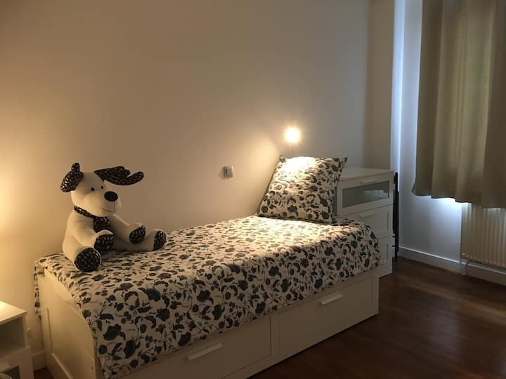 „თეთრი“ საძინებლის მე-3 დონე/„ვერსია 1 ადამიანი“: 80 X 200 საწოლი 2 80 X 200 ლეიბი/ზამბარებიანი ლეიბი. 3-კერძიანი კომოდი/საძინებლის მაგიდა/კარადა და 3 თარო 