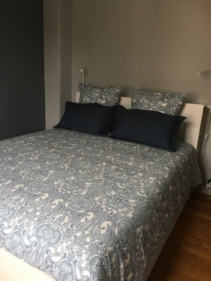 Დონე 3 / საძინებელი "ბლუე" 152x203 სმ საწოლი "160 X 200 . აქვს შესანახი კარადა .