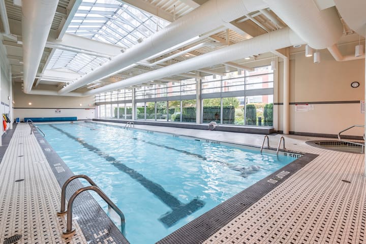 Downtown Spa Oasis : Pool+Gym+Sauna & Hot Tub