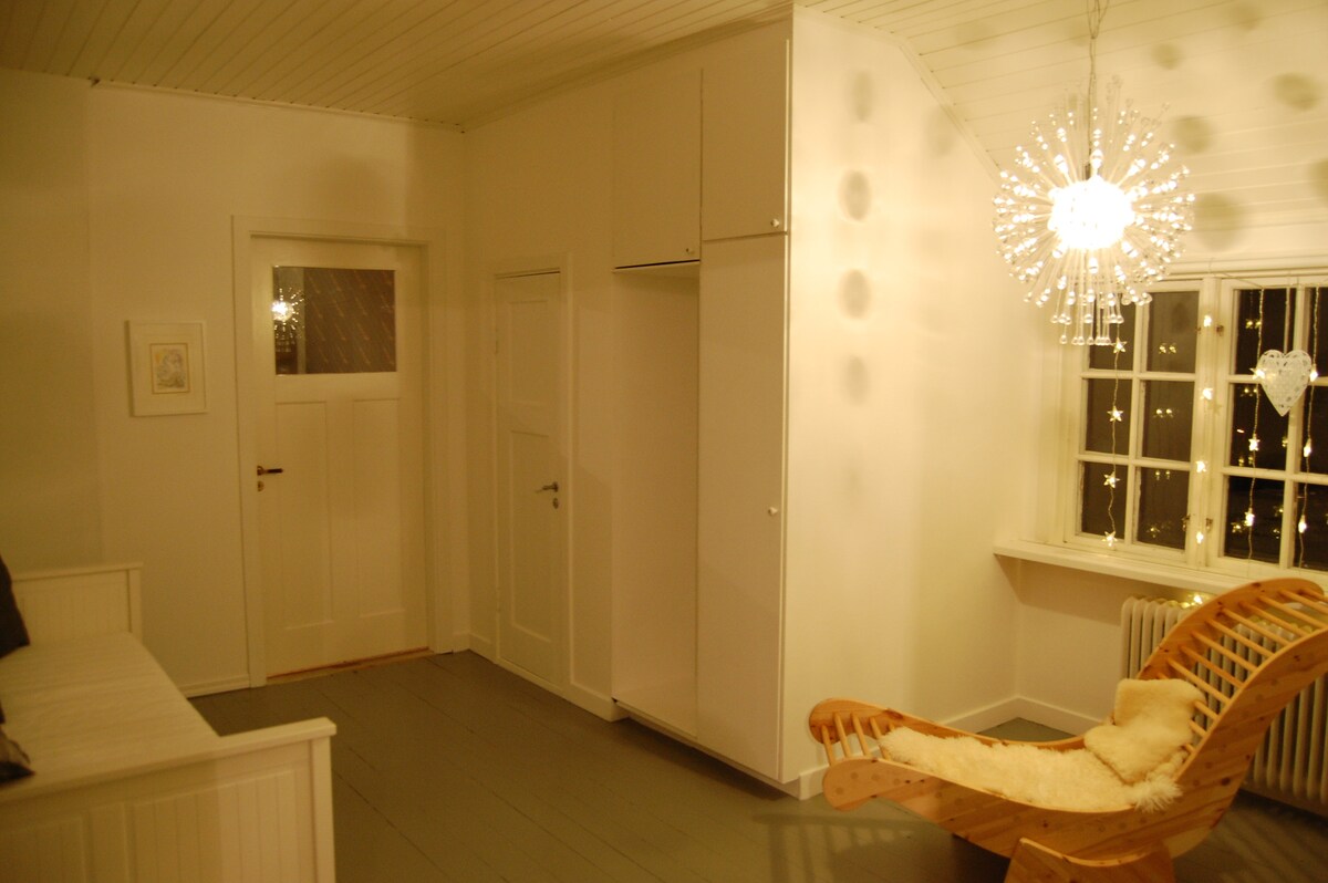 Biela izba, tu je 160 cm posteľ.