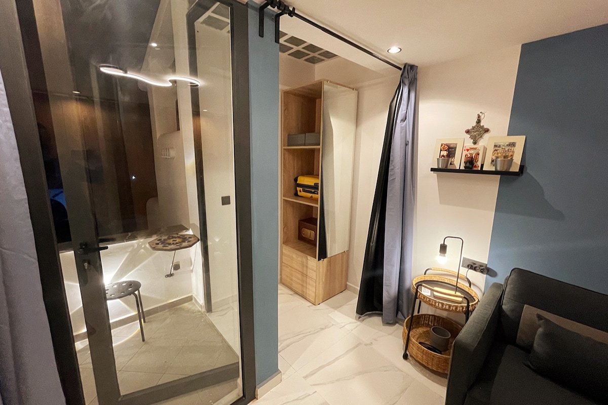 Skriňa a východ na terasu