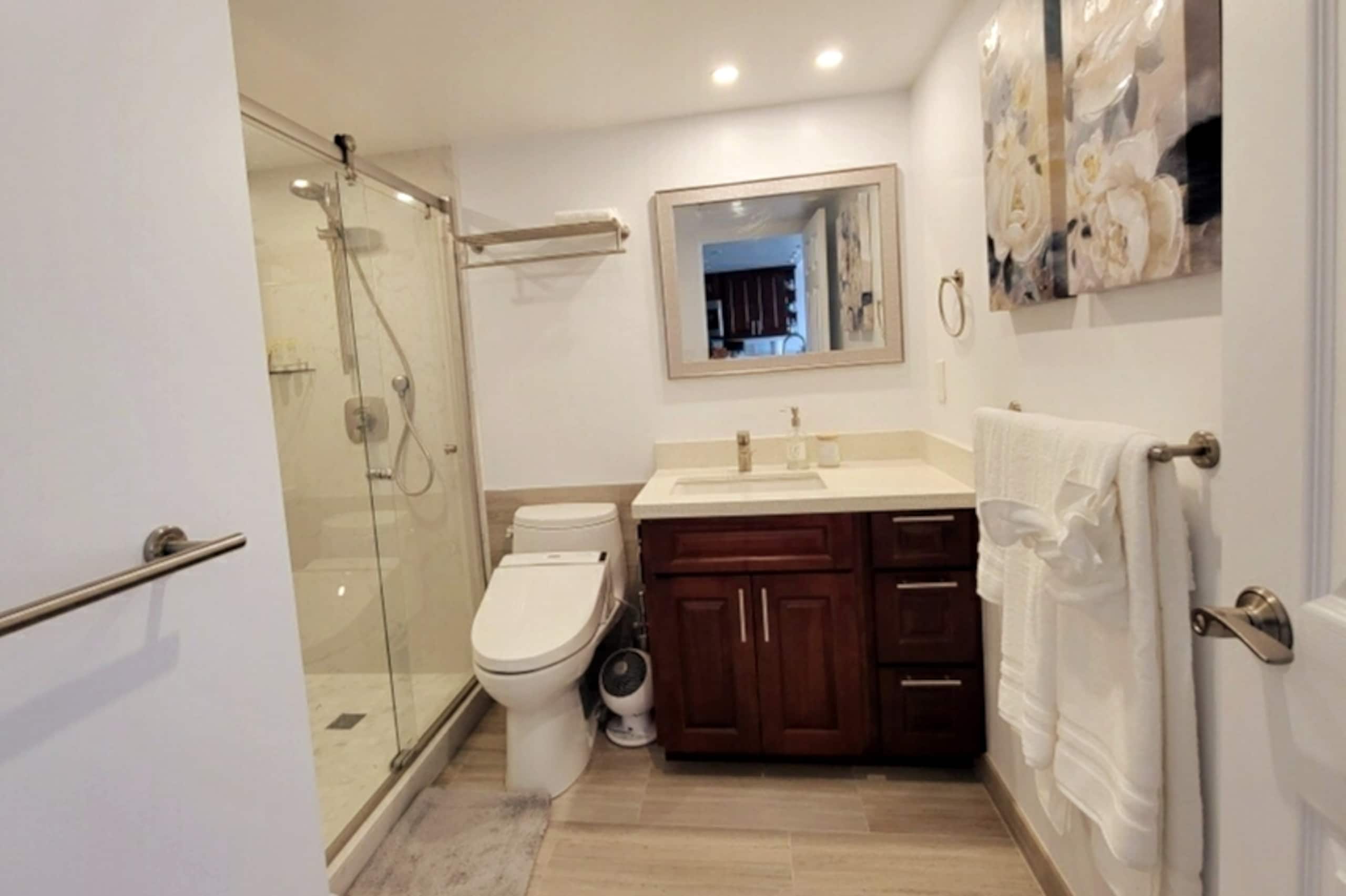 Condo in Honolulu · ★4.96 · 1 bedroom · 2 beds · 1 bath - Image 9
