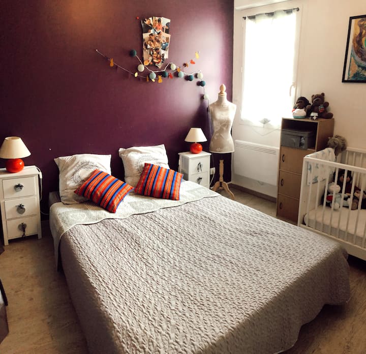 带婴儿床的双人卧室。 