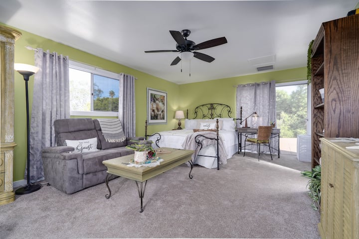 Suite Charles Way: A Cozy Fletcher Hills Studio - Lakeside, CA
