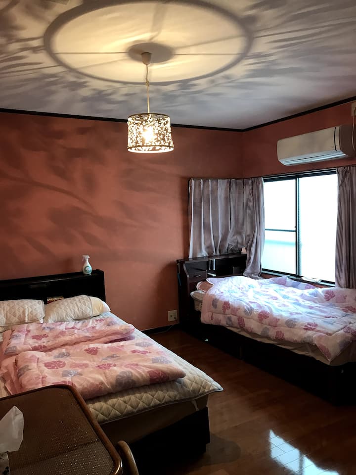 ２階寝室（セミダブル、シングル、布団床に１組追加可能）