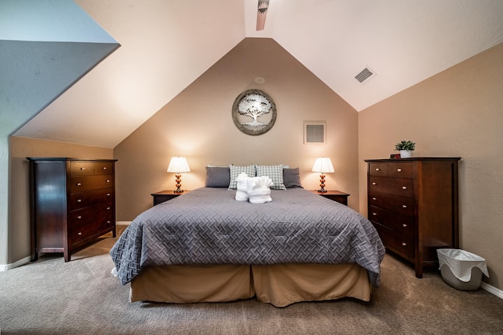 Одејќи по скали до горниот кат, ќе стигнете до преостанатите спални соби, почнувајќи од оваа прекрасна, лево од вас.