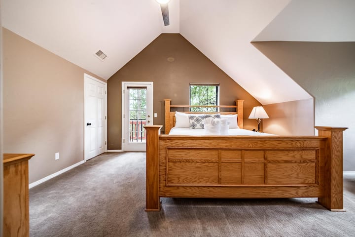 Последната гостинска спална соба се наоѓа спроти претходната и нуди многу простор и пристап до сопствен, приватен поплочен двор преку вратата одзади.