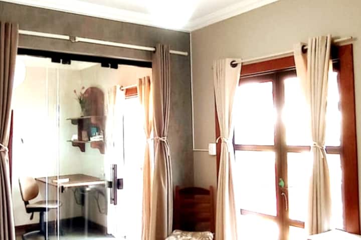 Საძინებელი 3, მისაღები ოთახი გადაკეთდა დამატებით საძინებლად 4-ზე მეტი სტუმრის მქონე ჯავშნებისთვის. Რა თქმა უნდა. ტუალეტზე წვდომა.