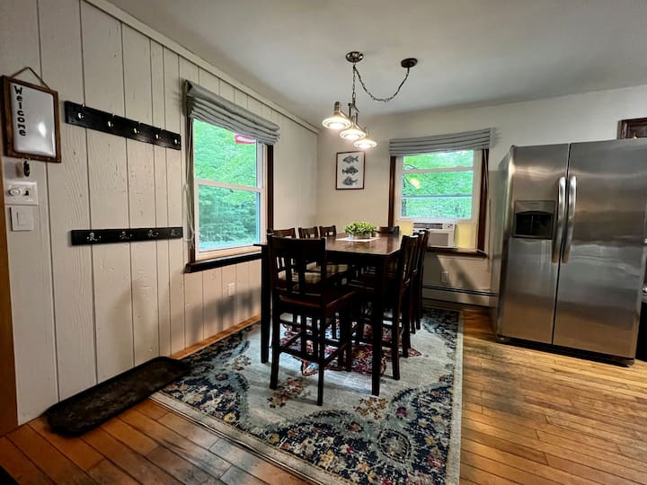 Comfy chalet near town, lake, skiing and hiking. Chalets for Rent in