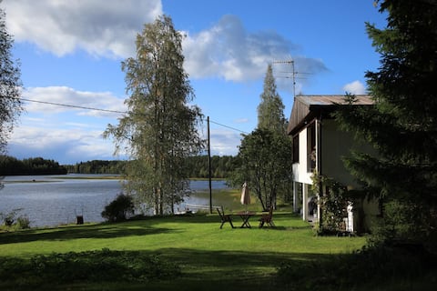 Villa Rosa, iso talo järven rannalla