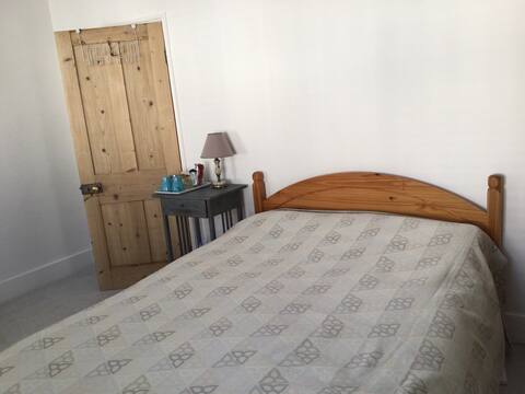 welcoming large double room 2 minutes behind little Hampton train station and 5 mins walk to the river and sea front