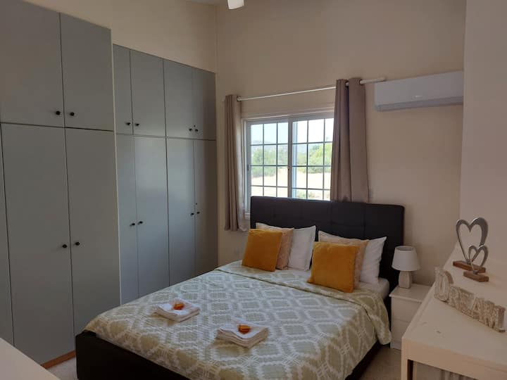 غرفة نوم 2 في الطابق الأول بسرير مزدوج