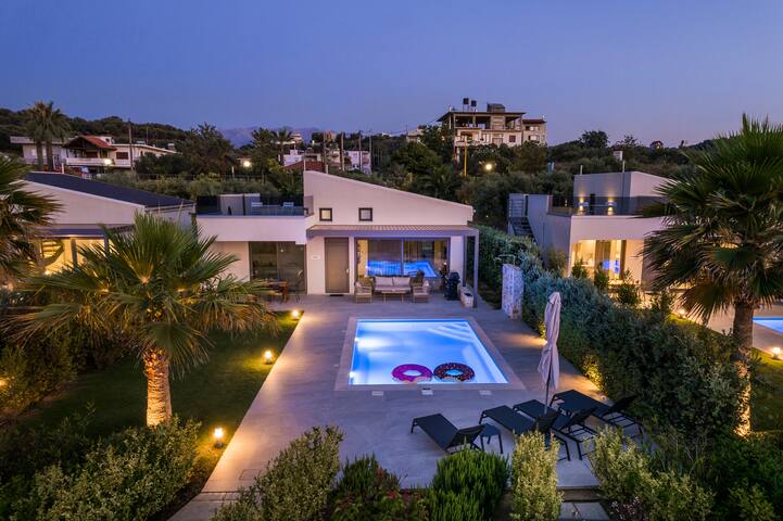 New Lux villa-Walk to beach-Heated Private Pool gallery image 3