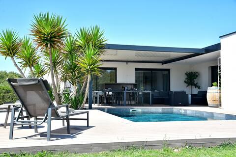 Quiet single-story villa with pool