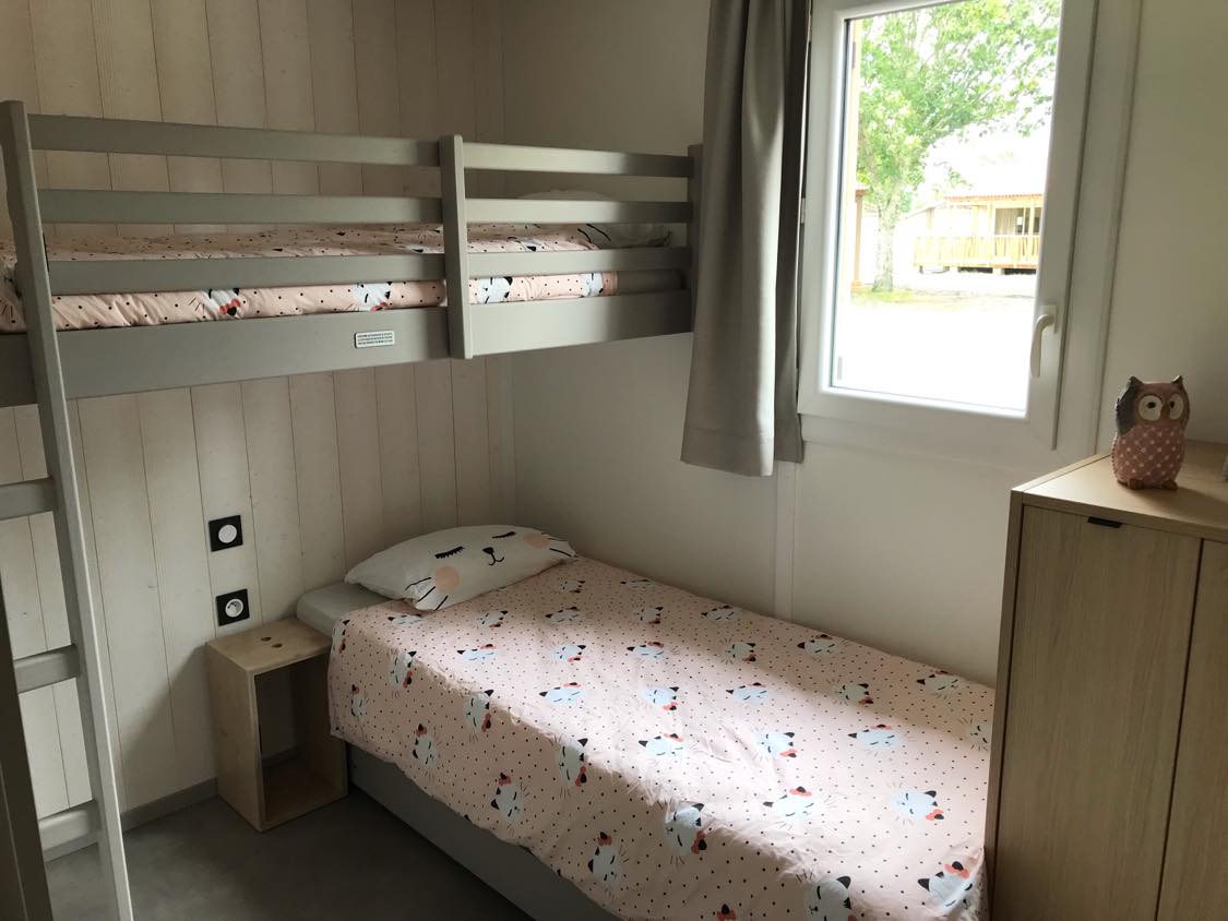 Chumba cha watoto kilicho na vitanda 3 vya mtu mmoja
Kitanda 1 cha juu
Kitanda 1 cha mtu mmoja
Kitanda 1 cha mtu mmoja/kitanda cha kuvuta nje 