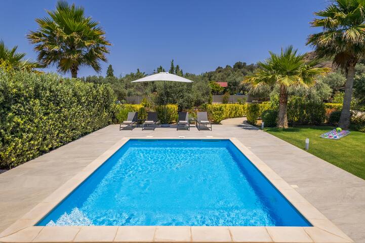 Private Heated Pool – New Lux villa-Walk to Beach gallery image 5