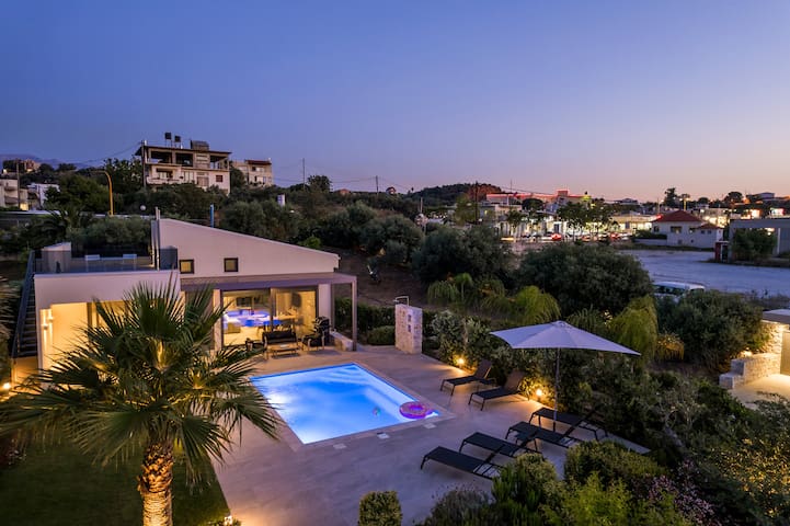 Private Heated Pool – New Lux villa-Walk to Beach