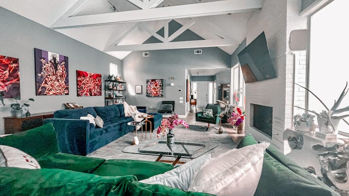 Sala de estar azul:  vierte esa copa de vino y disfruta de juegos de mesa, esterillas de yoga, trajes de baño adicionales y(recién agregado, aún no fotografiado, el minibar de la bodega para todos los aperitivos, bevys y golosinas de vacaciones).