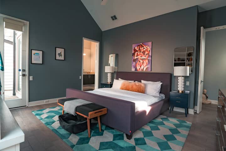 Dormitorio principal azul: colchón de mechones y agujas tamaño king con abundante luz y ventanas con vistas a la piscina y a la bañera de hidromasaje.  ¡ TV de 43 pulgadas y puerta de acceso directo al área de la piscina!