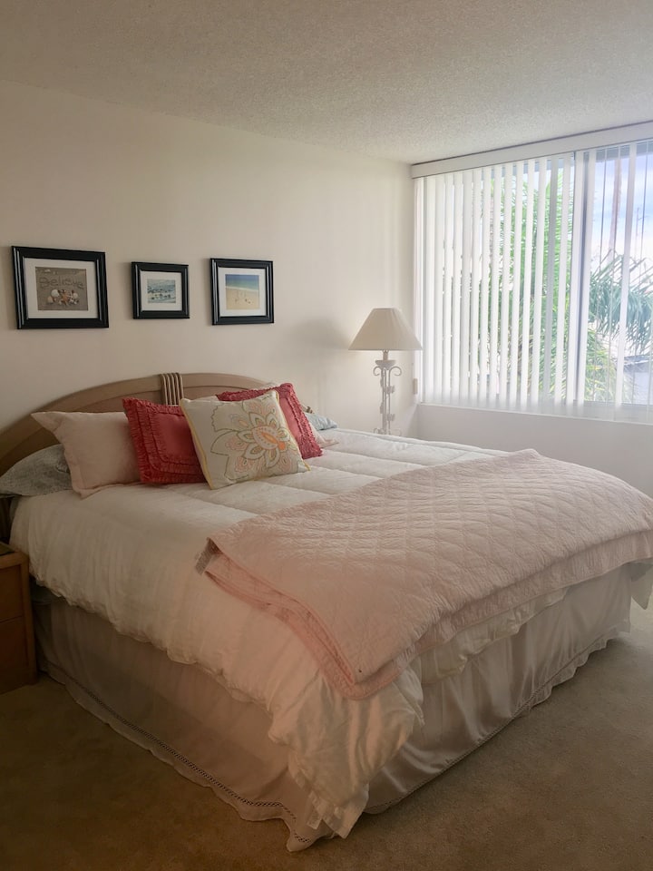 ห้องนอนใหญ่กว้างขวางสะดวกสบายมาก มองออกไปเห็นอ่าว Boca Ciega คุณสามารถนอนบนเตียงและดูปลาโลมาและ manatees ว่ายน้ำผ่านไปมาได้ เตียงนอนสบายและผ่อนคลายมาก ยังมีโทรทัศน์ในห้องนอนด้วย