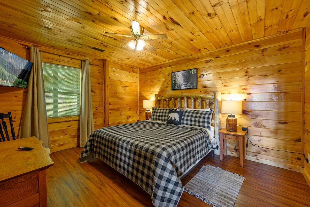 Spálňa na spodnom poschodí má pohodlnú manželskú posteľ a priamy prístup do spoločnej kúpeľne s toaletou. 