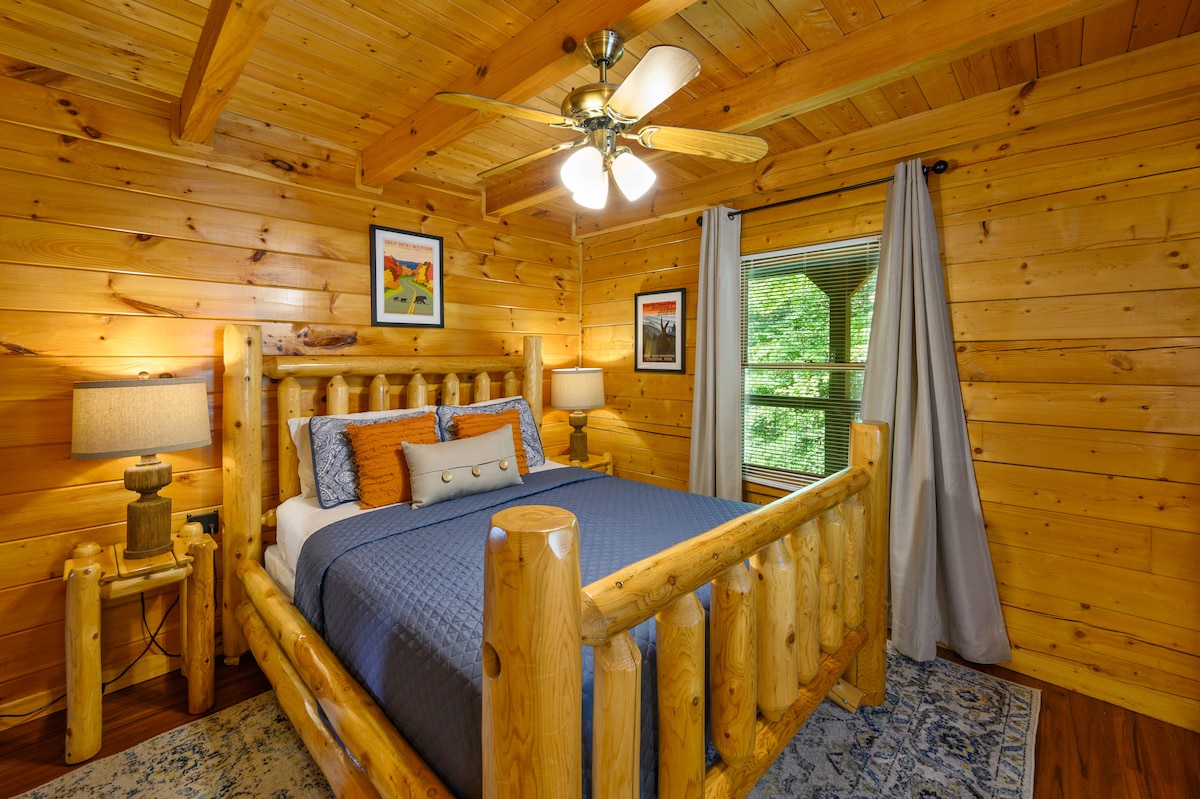 Spálňa na prízemí s manželskou posteľou Queen, komoda, 43-palcová inteligentná televízia a šatník. 