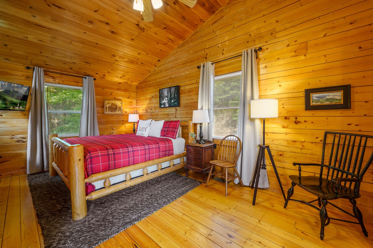 Hlavná spálňa na najvyššom poschodí má manželskú posteľ King, vlastnú kúpeľňu s toaletou, vírivku pre 2 osoby, 43-palcovú inteligentnú televíziu a krásny výhľad!