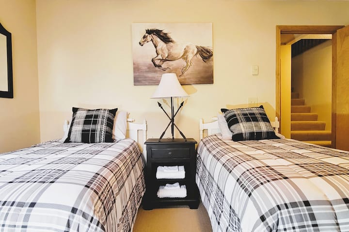 Nižšia úroveň, farmársky štýl, dve samostatné postele, pohodlné matrace, vedľa kúpeľne s toaletou, výhľad do prírody, TV, šatník, priamy prístup na dvor, priestranné.