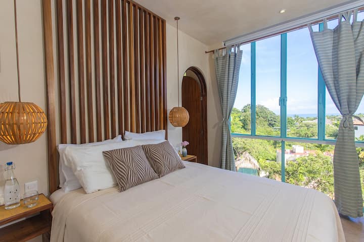 Disfruta de las vistas al mar desde tu cama.