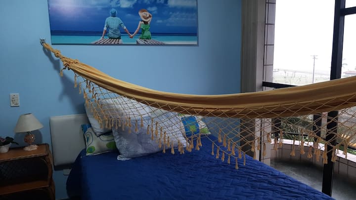 غرفة نوم تطل على البحر مع أرجوحة وشرفة