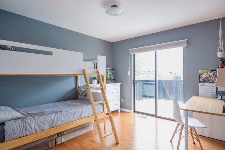 Chumba cha kulala #3 - Vitanda vya Bunk Moja, vipofu vya giza, dawati, kabati, kabati la nguo na ufikiaji wa staha ya juu