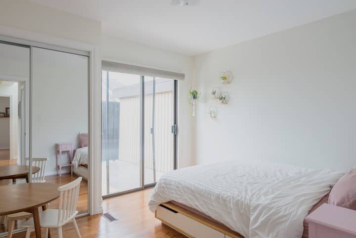 Chumba cha kulala #4 - Kitanda cha Malkia kilicho na droo, vipofu vyeusi, dawati, kabati na ufikiaji wa staha ya juu