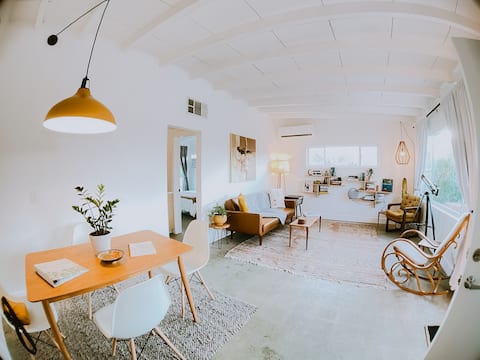 Popular Airbnb listing: Cactus & Stars-Cactus: Desert Modern, Walk to Town in San Diego