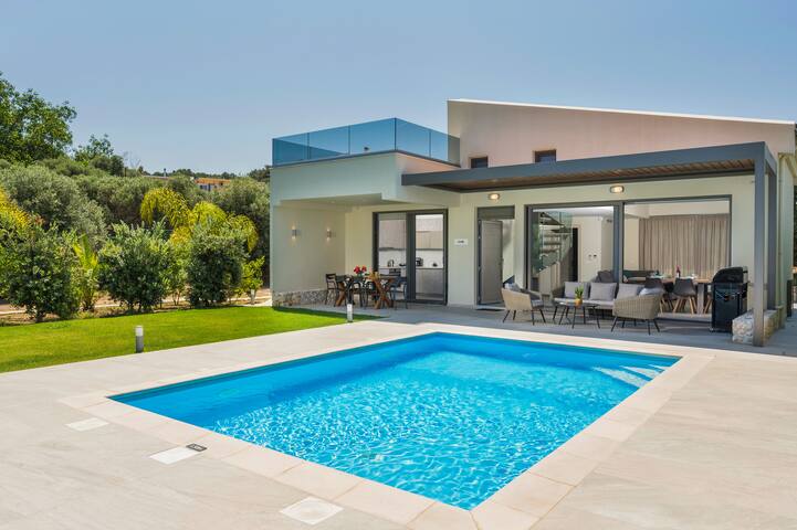 Walk to Beach-Heated Private Pool-Brand New villa gallery image 2