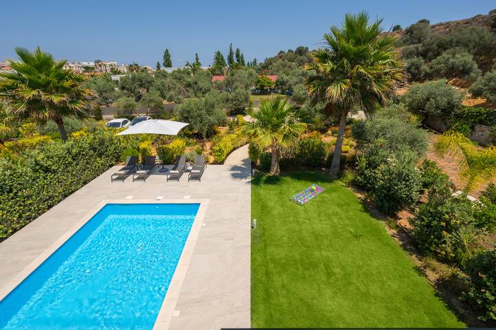 Walk to Beach-Heated Private Pool-Brand New villa gallery image 4