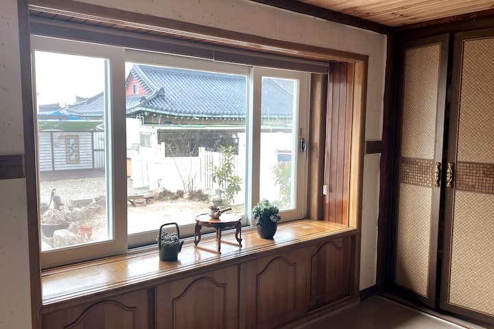 Esta es la habitación que usamos como dormitorio principal. Es una habitación ondol y esta habitación es la más cercana a la caldera, por lo que calienta la más rápida y cálida.