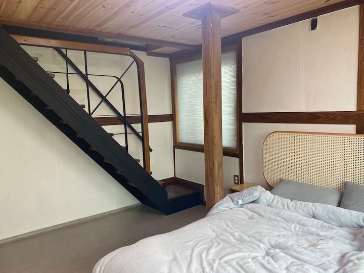 Esta es la habitación con cama. Hay una cama grande y hay una escalera hasta el ático juntos.
Las cortinas de cada habitación están ciegas, así que no te equivoques de que no haya cortinas. Cada habitación tiene un Daedongsoe, y creo que es del tamaño de un departamento normal.