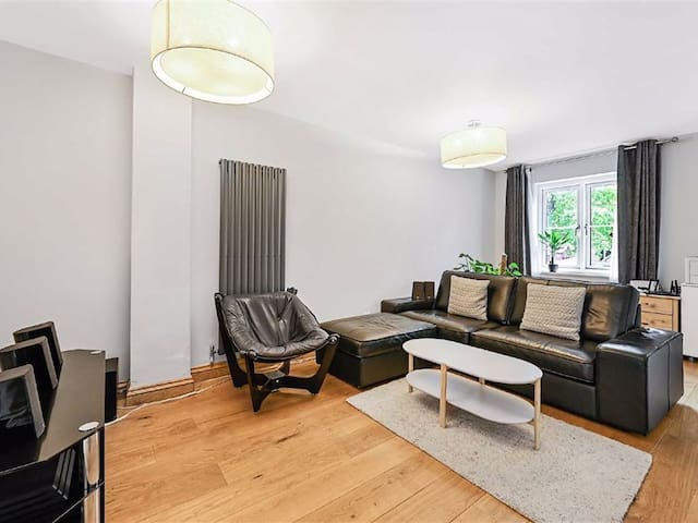 Unique 2BR House: Near Thames & Canary Wharf