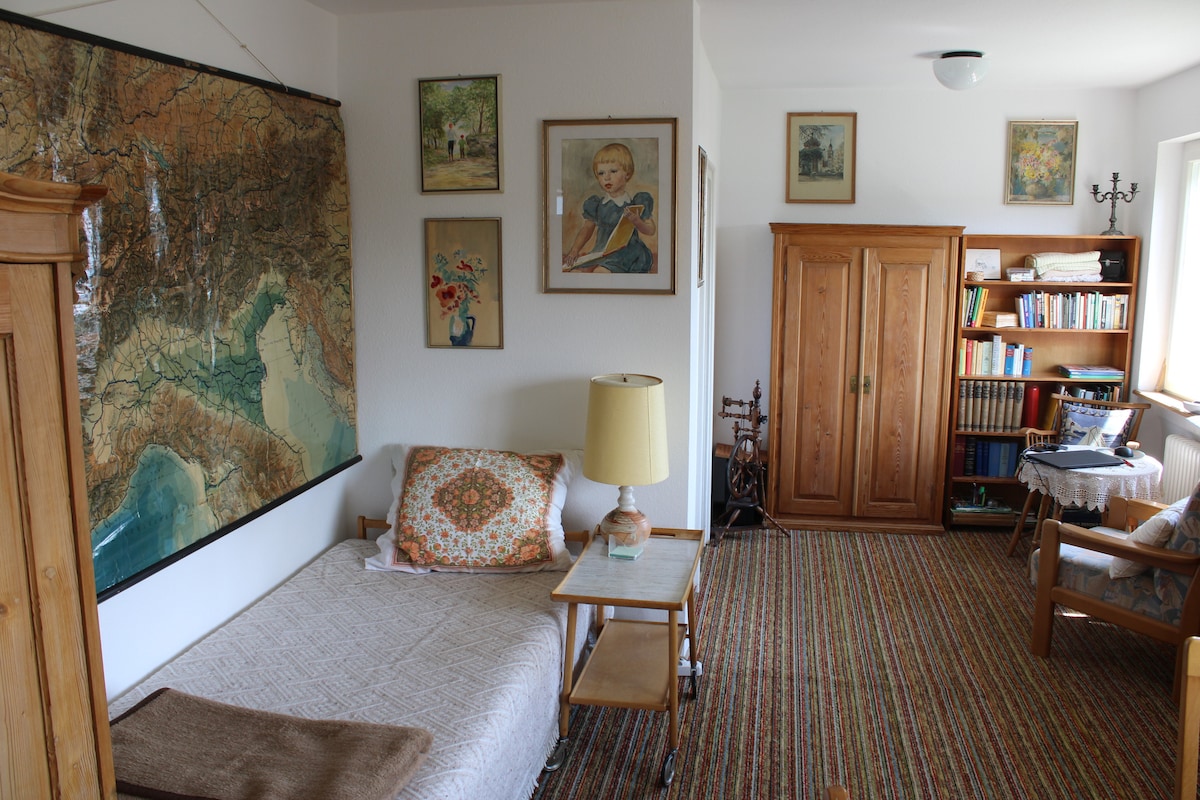 ห้องนั่งเล่นพร้อมเตียงเดี่ยว